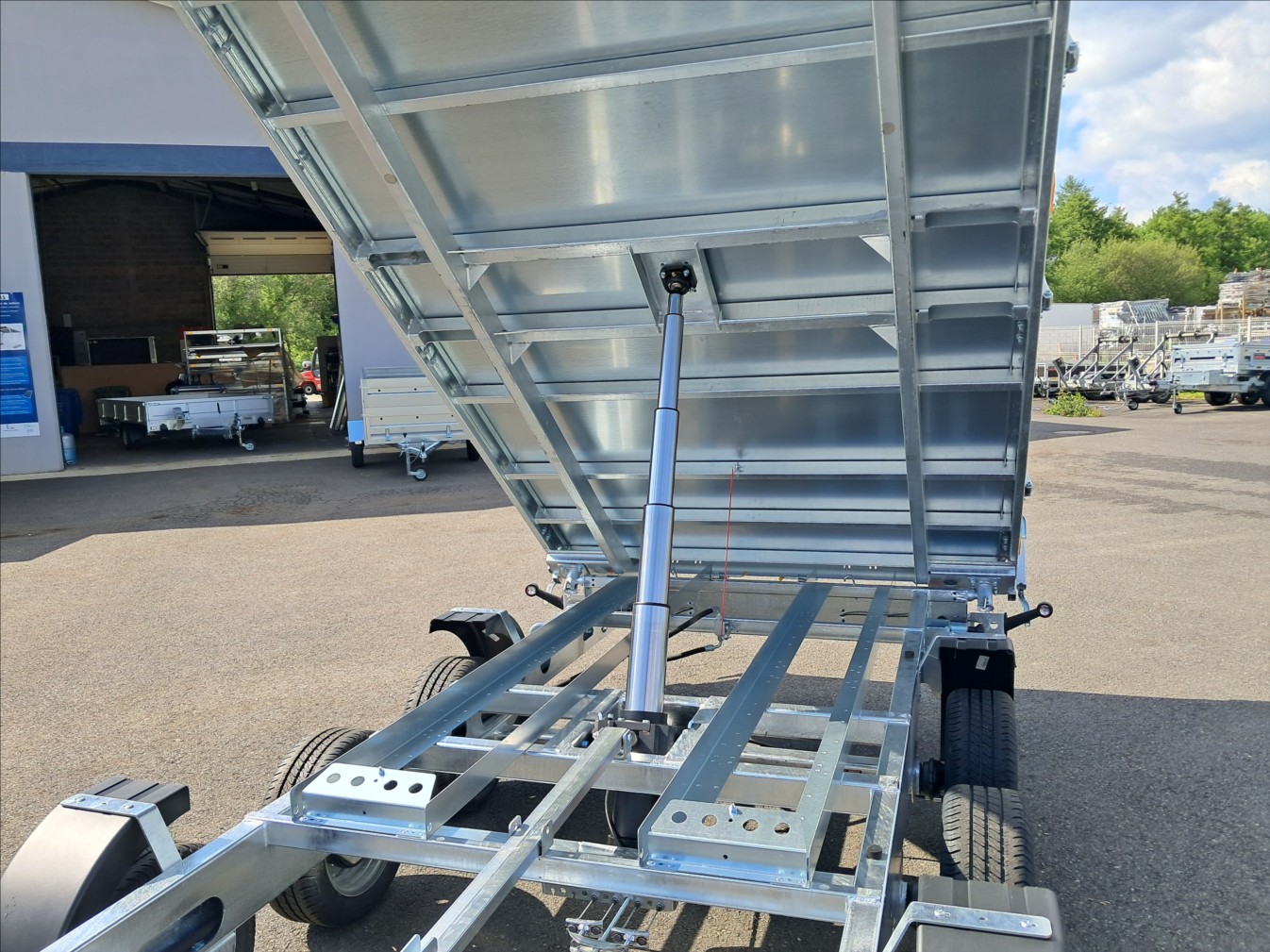 Volquete triángulo Kipper 400/3C, 4 m × 1,97 m, doble eje, PTAC de 2 200 a 3 500 kg. - Imagen 20