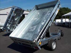 Volquete Kipper 250 C, 2,54 m × 1,53 m, eje simple, PTAC de 800 a 1 500 kg.